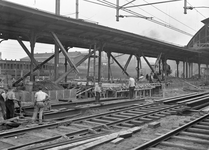 834087 Afbeelding van de werkzaamheden ten behoeve van de bouw van de perrontunnel op het N.S.-station Zwolle te Zwolle.